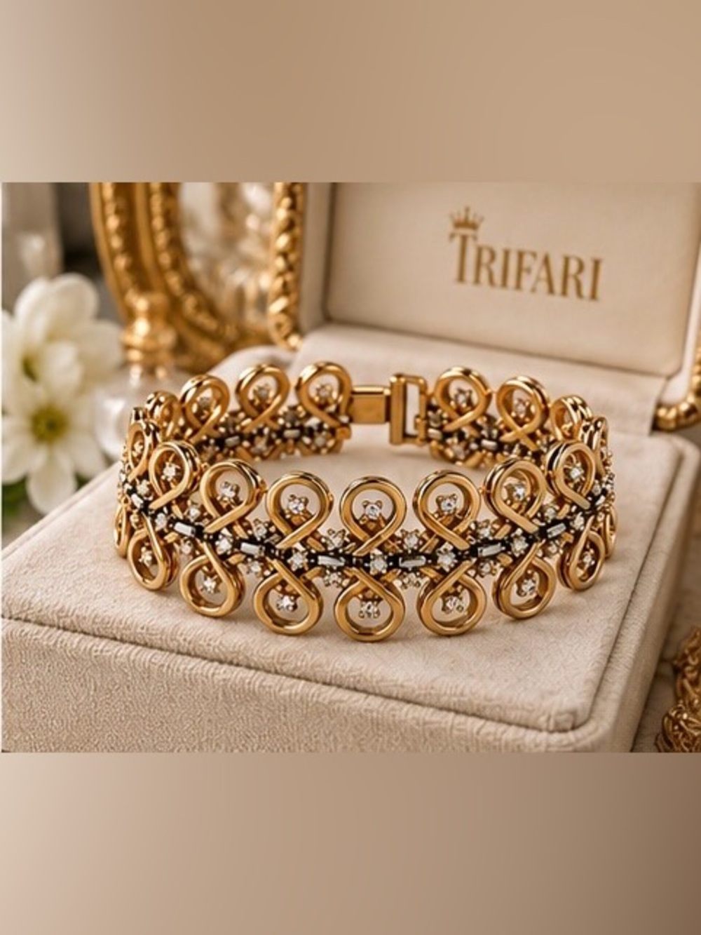 Vintage Crown Trifari Gold Finish Rhinestone Mid Century Bracelet 👑